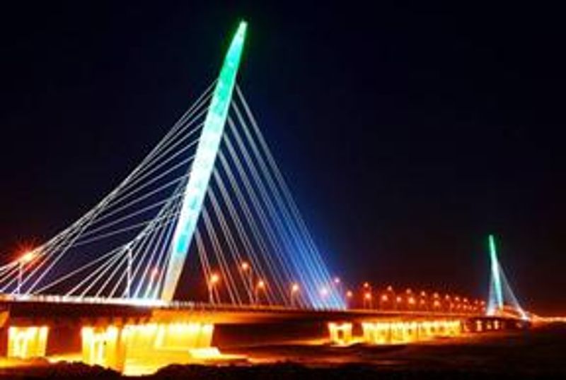 榮獲魯班獎的“彩針型”雙塔三面斜拉團泊新...